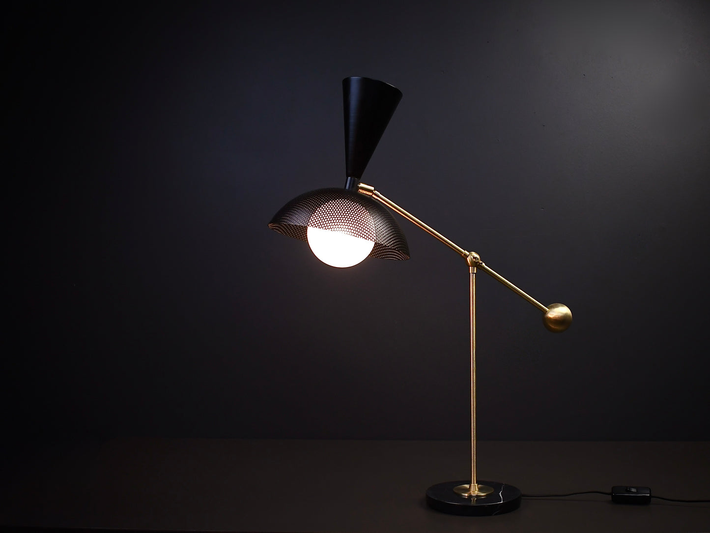 Molto Table Lamp (Natural Brass, Black)