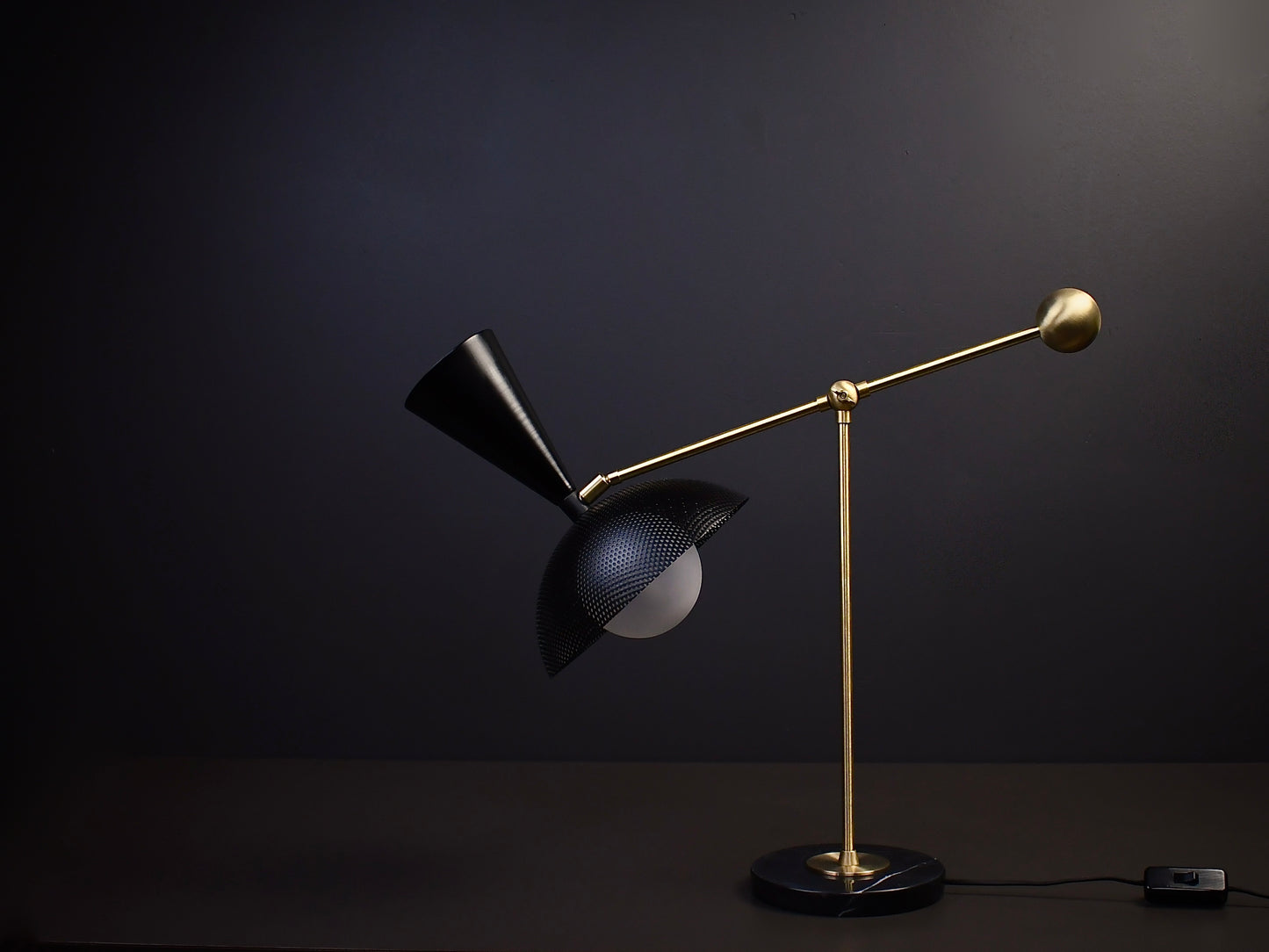 Molto Table Lamp (Natural Brass, Black)